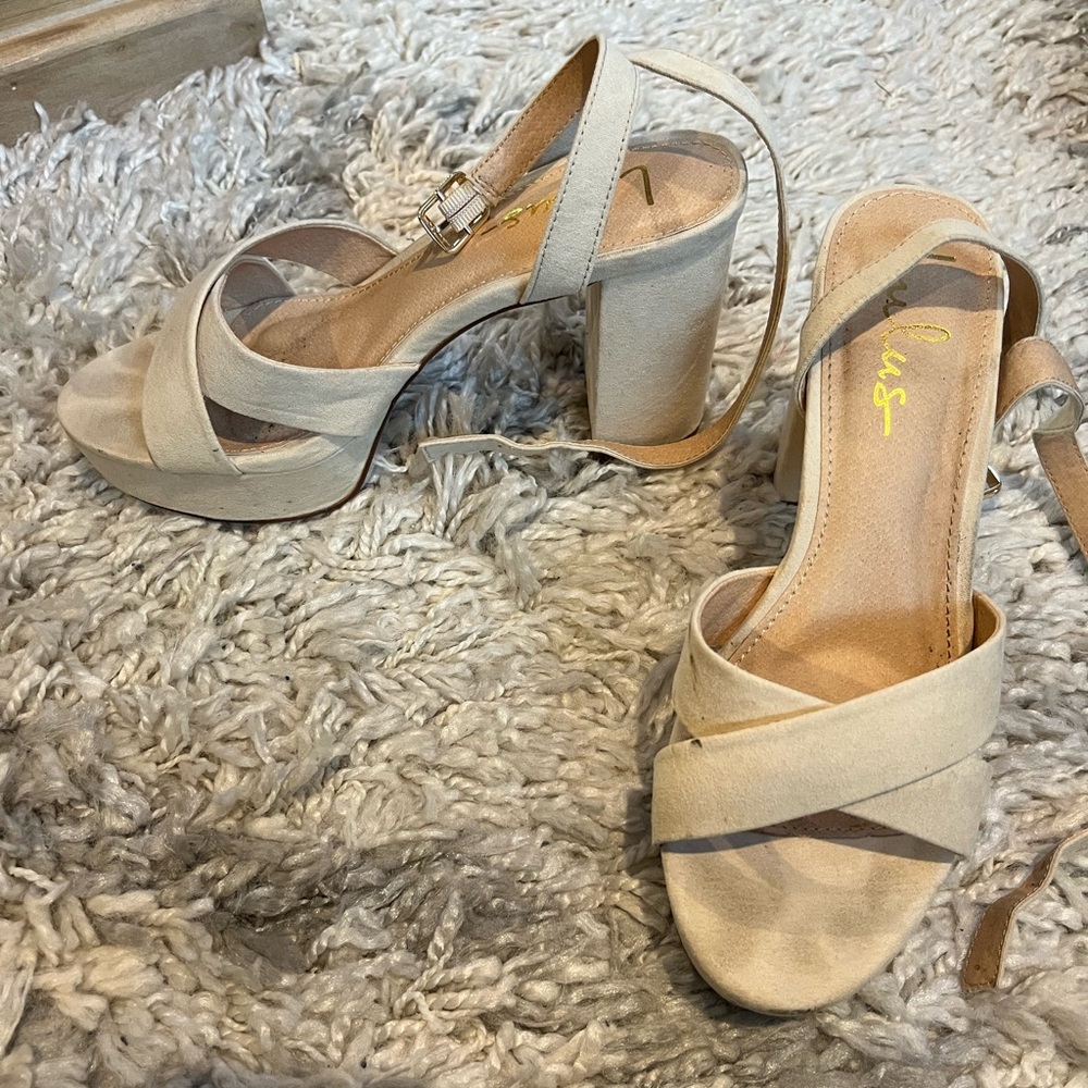 Lulus nude suede heels